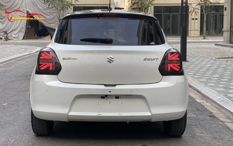Đèn hậu cờ anh Suzuki Swift giúp đuôi xe trông sang trọng hơn