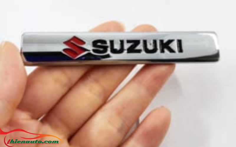 Logo Kim Loại Chữ ” SUZUKI” - THIỆN AUTO | TRUNG TÂM CHĂM SÓC XE