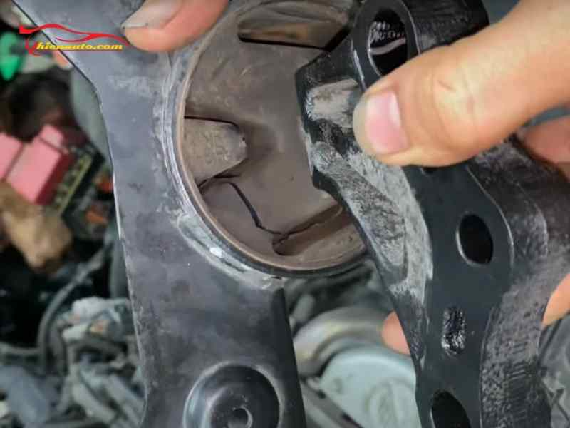 Cần thay cao su chân máy trái Suzuki XL7 khi bị nứt