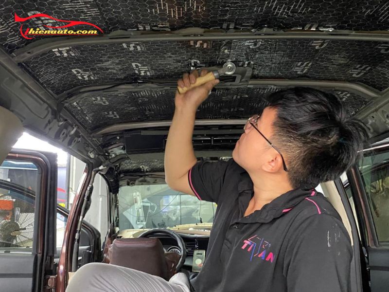 Nên cách âm chống ồn Xpander ở những vị trí như trần xe, cánh cửa, hốc bánh xe,...