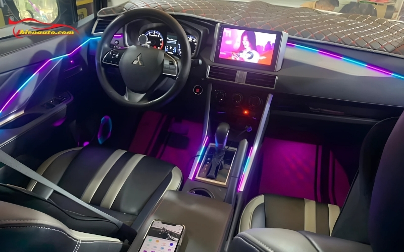Đèn LED nội thất Mitsubishi Xpander mẫu V4 bổ sung viền loa