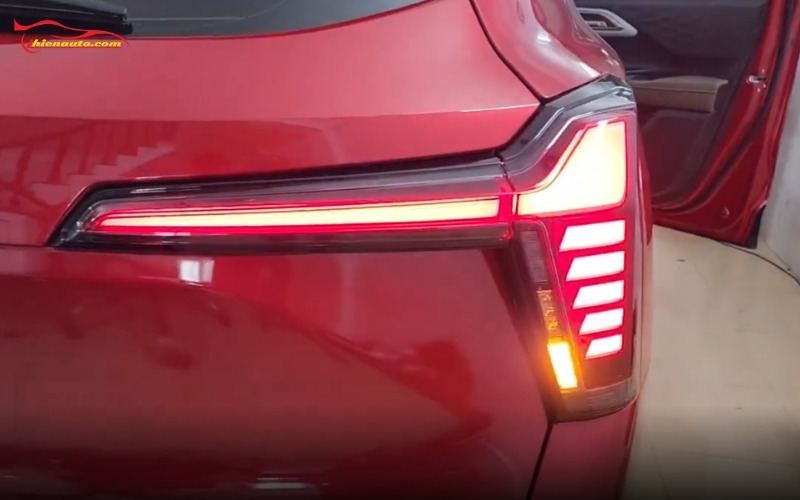 Mạch chuyển mở rộng xi nhan Mitsubishi Xforce giúp các phương tiện phía sau dễ nhận thấy hơn 