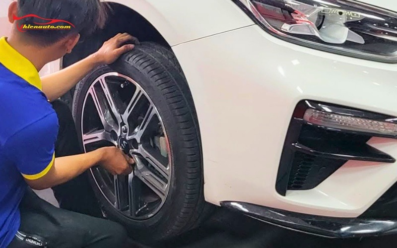 Hình ảnh thực tế lắp cảm biến áp suất lốp Kia Cerato tại Thiện Auto