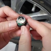Hướng dẫn cách thay pin cảm biến áp suất lốp van trong ô tô