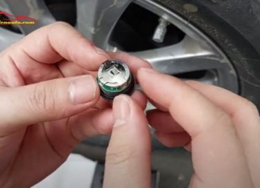 Hướng dẫn cách thay pin cảm biến áp suất lốp van trong ô tô
