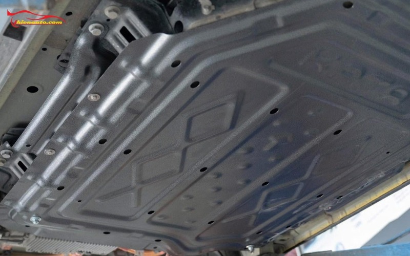 Tấm bảo vệ pin VinFast VF3 có đục lỗ thoáng khí hỗ trợ tản nhiệt hiệu quả