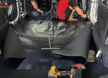 Có nên dùng thảm lót sàn ô tô simili? Giá bao nhiêu?