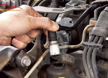 Két nước bị sủi bọt do nắp két nước bị hư