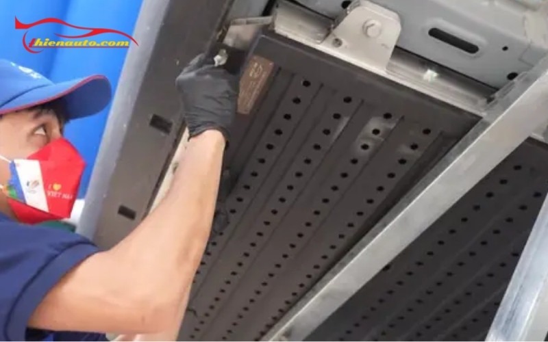 Quy trình lắp tấm bảo vệ pin VFe34 đúng chuẩn