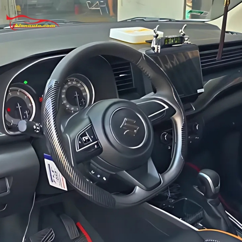 Nên dùng khăn mềm và ẩm để lau sạch bụi bẩn trên bọc vô lăng carbon Fronx