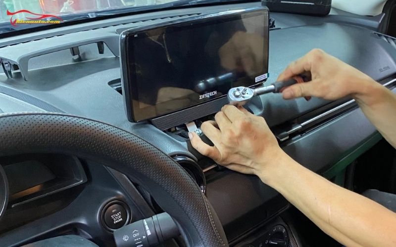 Kỹ thuật viên tại Thiện Auto cam kết lắp đặt màn hình liền camera 360 độ đúng kỹ thuật không gây ảnh hưởng đến hệ thống điện