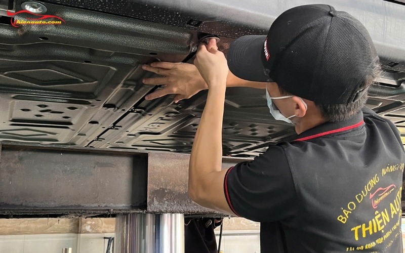 Kỹ thuật Thiện Auto đang tiến hành bắt ốc lắp đặt ốp pin KATA VinFast VF7