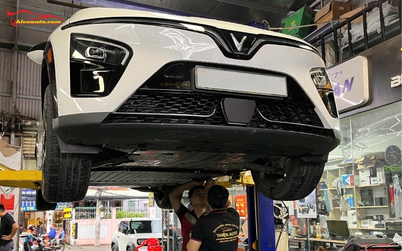 Lắp đặt tấm ốp bảo vệ pin VF7 thực tế tại trung tâm chăm sóc nâng cấp xe Thiện Auto 