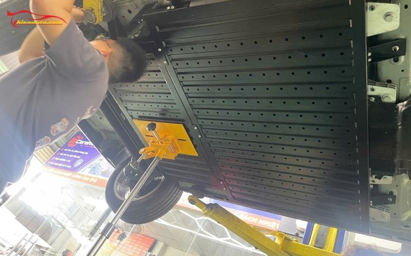 Giáp gầm/Tấm ốp bảo vệ pin VinFast VF6 có thiết kế các lỗ tròn đục đều đặn