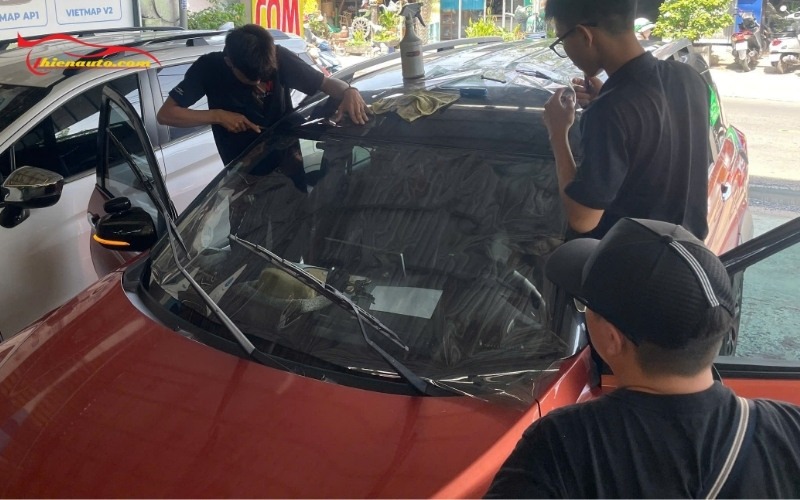 Dán phim cách nhiệt Helioz xe Vinfast Limo Green giúp chống lóa, lai xe an toàn