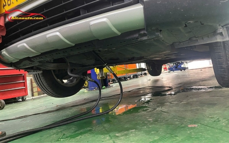 Thay nhớt xe Fortuner máy xăng bao nhiêu lít? Loại nào phù hợp?