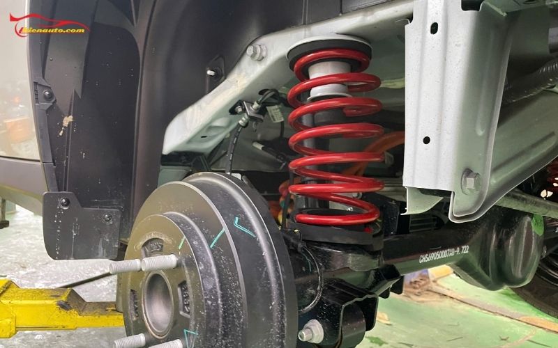 Hình ảnh thực tế lắp lò xo giảm xóc trên VinFast VF3
