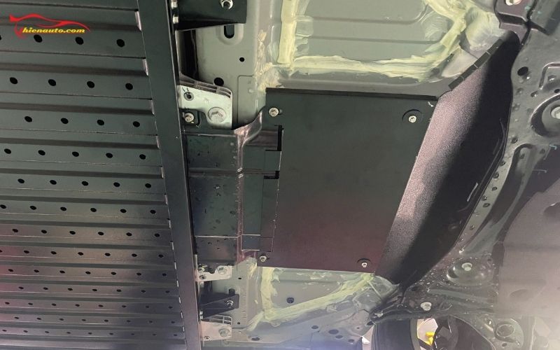 Độ xe VinFast VF5: Tấm ốp che cáp điện gầm xe