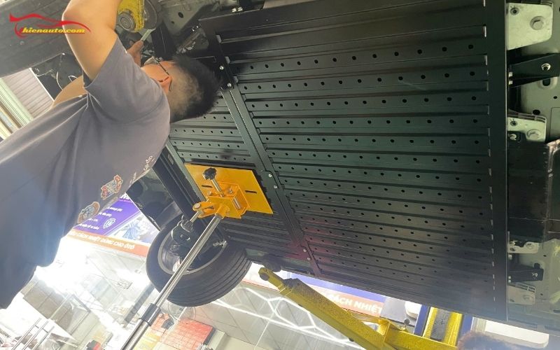 Tấm ốp bảo vệ pin VF8