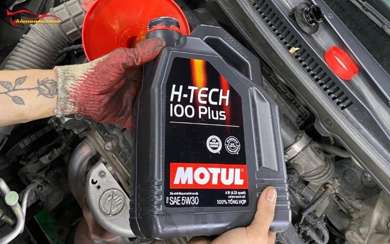 Thay nhớt Santafe bao nhiêu lít? Loại nào? Bao nhiêu tiền? Thay nhớt Santafe bao nhiêu lít? Nhớt Motul H-Tech 100 Plus 5W30 (API SN/CF)