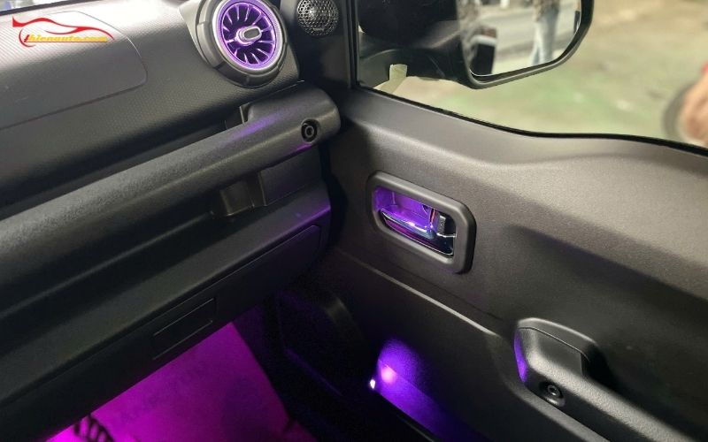 Đèn LED được lắp vào nhiều vị trí như tapli, tay nắm cửa hay gầm taplo