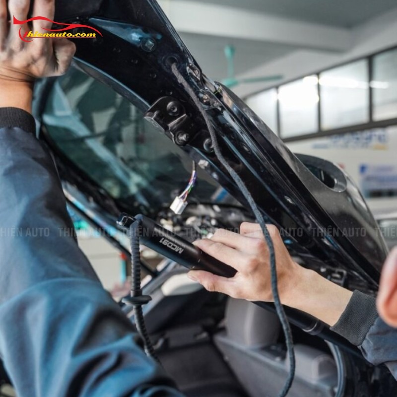 Giá độ cốp điện Vinfast VF8 khoảng 8.900.000 đ