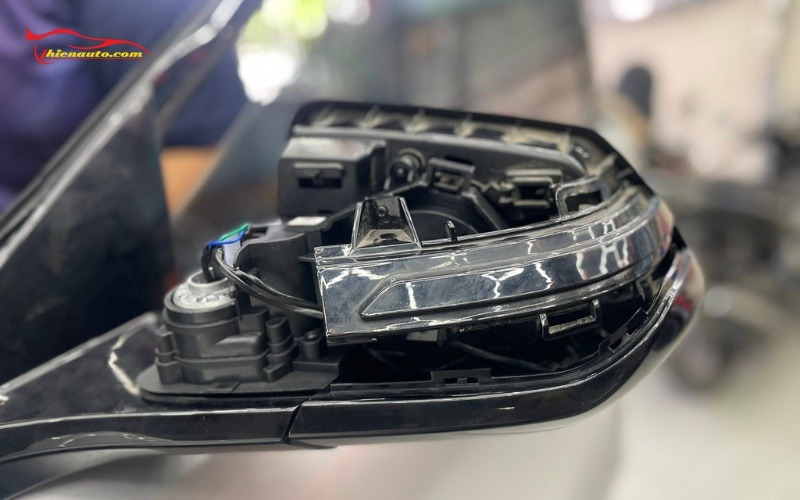 Gập gương Vinfast Limo Green điều khiển đóng mở bảng nút bấm