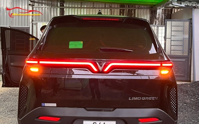 Độ đèn LED cánh chim và logo cho xe Vinfast