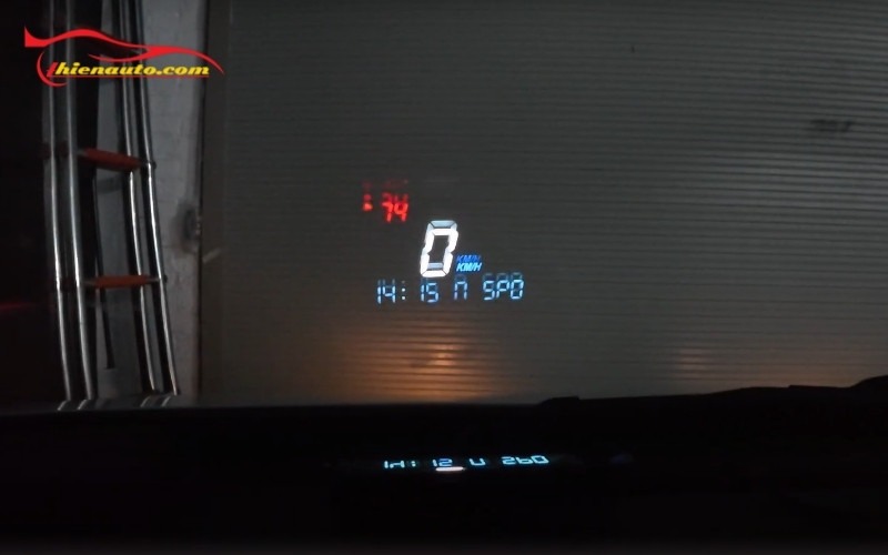 HUD hiển thị tốc độ kính lái Vinfast Limo Green giúp theo dõi tình trạng xe liên tục