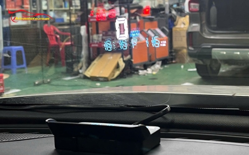 Màn hình HUD kính lái Vinfast Limo Green