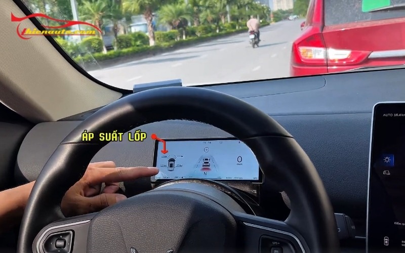 Màn hìnhsau vô lăng Vinfast Limo Green hiển thị thông tin áp suất lốp