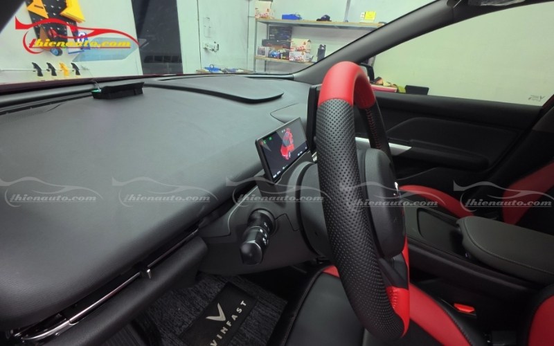 Hình ảnh thực tế lắp màn hình sau vô lăng IPC cho Limo Green