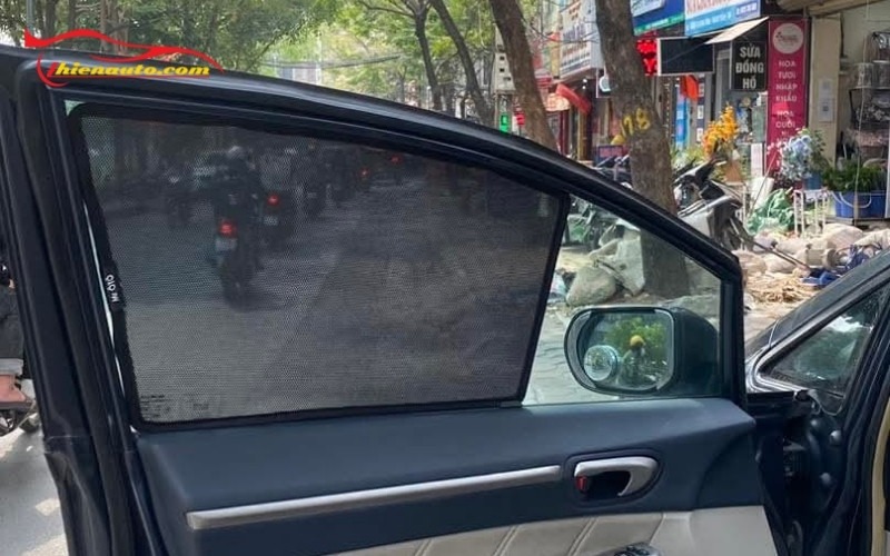 Rèm che nắng nam châm Vinfast Limo Green bám chắc vào khung cửa không xê lệch khi di chuyển