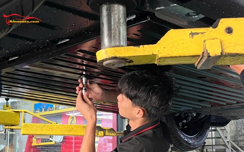 Hình ảnh thực tế lắp tấm ốp bảo vệ pin tại gara Thiện Auto