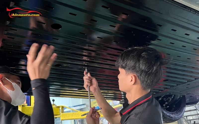 Hình ảnh thực tế lắp tấm ốp bảo vệ pin tại gara Thiện Auto