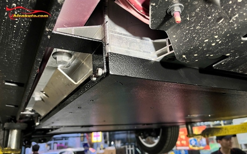 Hình ảnh thực tế lắp tấm ốp bảo vệ pin Limo Green tại Thiện Auto