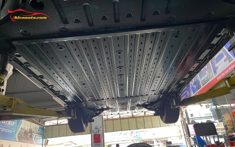 Hình ảnh thực tế lắp tấm ốp bảo vệ pin tại gara Thiện Auto