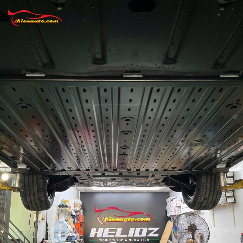 Hình ảnh thực tế lắp tấm ốp bảo vệ pin tại gara Thiện Auto