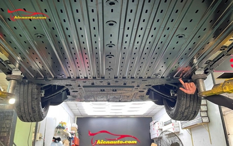 Hình ảnh thực tế lắp tấm ốp bảo vệ pin tại gara Thiện Auto