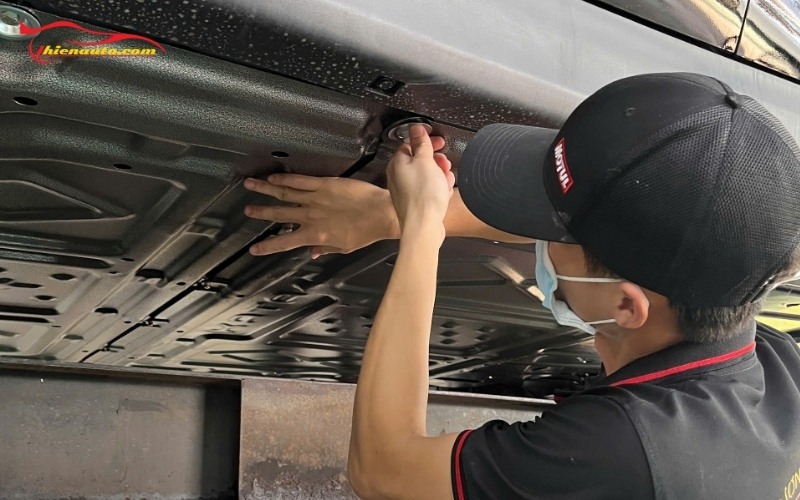 Hình ảnh thực tế lắp tấm ốp bảo vệ pin Limo Green Kata tại Thiện Auto