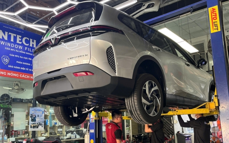 Lắp tấm bảo vệ pin VinFast Limo Green tại Thiện Auto