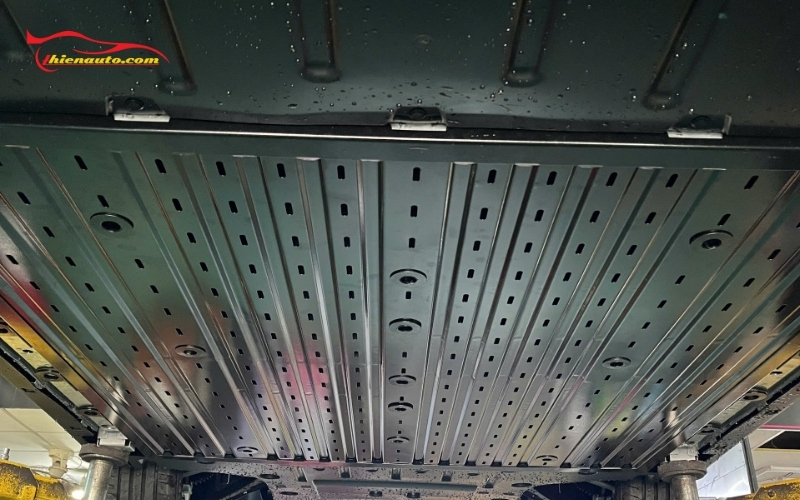 Lắp tấm bảo vệ pin VinFast Limo Green chống gỉ, bền bỉ