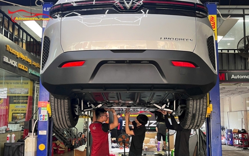 Hình ảnh thực tế lắp tấm ốp bảo vệ pin tại gara Thiện Auto