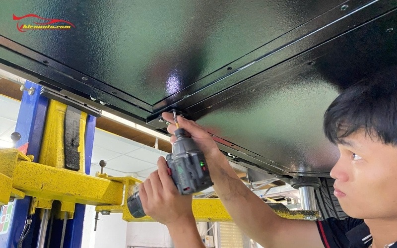 Tấm ốp bảo vệ pin Nerio Green vưa khít form gầm xe
