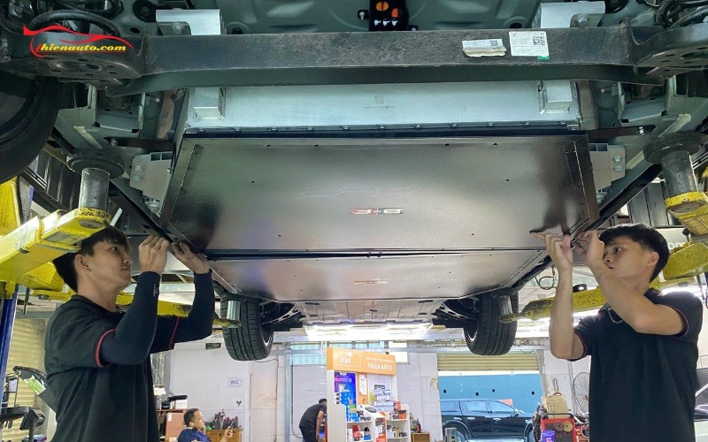 Quy trình lắp tấm bảo vệ pin VFe34 đúng chuẩn