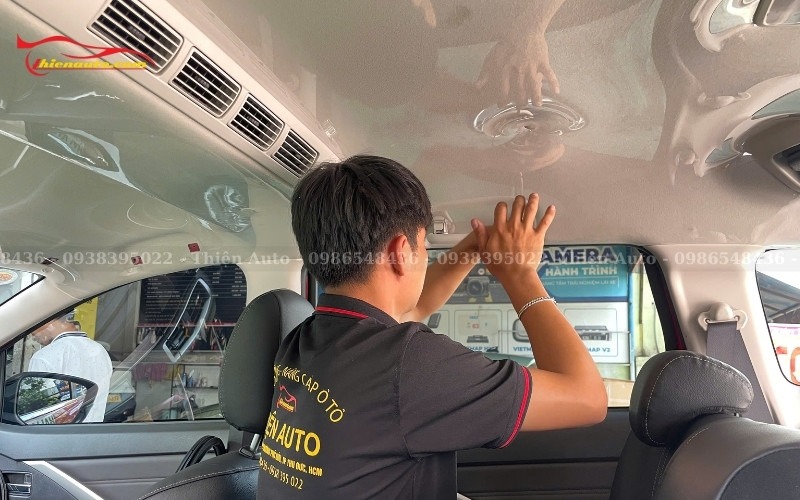 Bọc trần nilon Mitsubishi Xpander được thi công trực tiếp và tỉ mỉ tại Thiện Auto