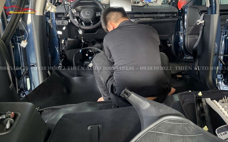 Có nên lắp thảm sàn ô tô không: Thảm sàn trải giả da simili