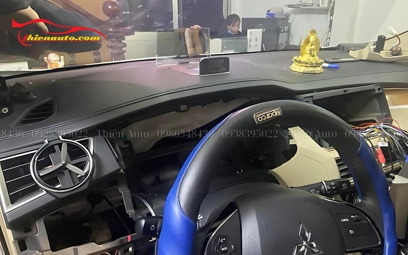 HUD cho Xpander được trang bị ngay trước tầm nhìn lái xe