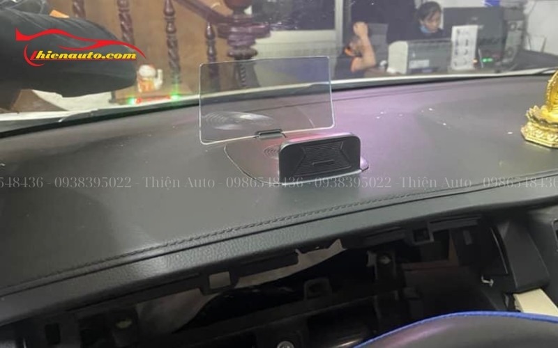 HUD có kích thước nhỏ gọn, dễ nhìn và không gây chói mắt