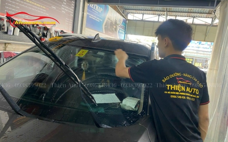 Nên thực hiện tẩy ố kính lái VinFast Nerio Green tại gara chuyên nghiệp như Thiện Auto